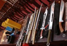 Mang vũ khí nào để tự vệ thì không vi phạm pháp luật ?