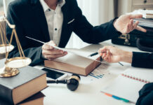 Thuê luật sư bào chữa có tốn kém không?